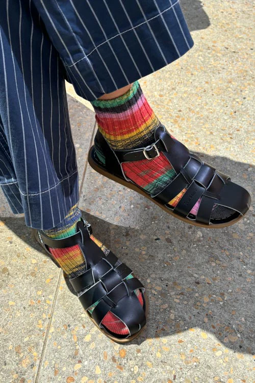 How to Wear Socks in Sandals in 5 Ways